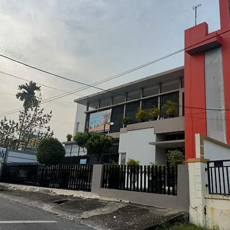 Oyo 93635 Rumah Singgah Cemara Syariah Pekanbaru Buitenkant foto