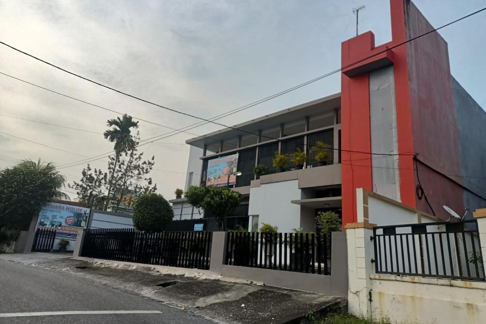 Oyo 93635 Rumah Singgah Cemara Syariah Pekanbaru Buitenkant foto