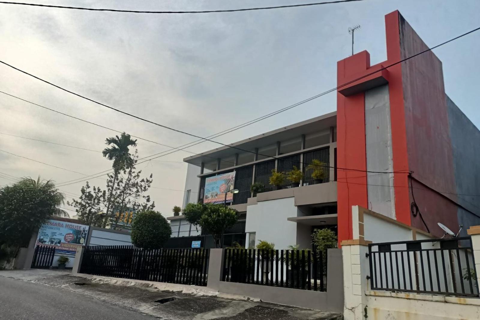 Oyo 93635 Rumah Singgah Cemara Syariah Pekanbaru Buitenkant foto